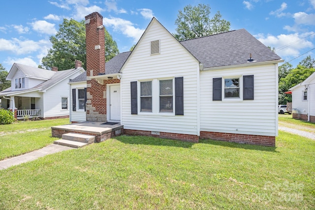 900 N Salisbury Ave, Spencer, NC 28159 - bungalow featuring a shingled roof and a front lawn