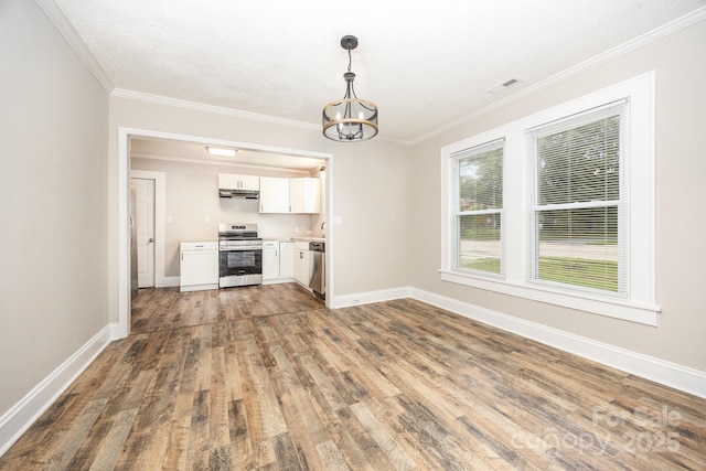 900 N Salisbury Ave, Spencer, NC 28159 - kitchen featuring stainless steel appliances, under cabinet range hood, white cabinets, a chandelier, and wood finished floors