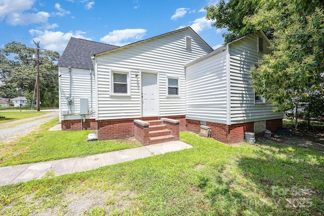 900 N Salisbury Ave, Spencer, NC 28159 - view of front of house featuring entry steps, a front yard, roof with shingles, and crawl space