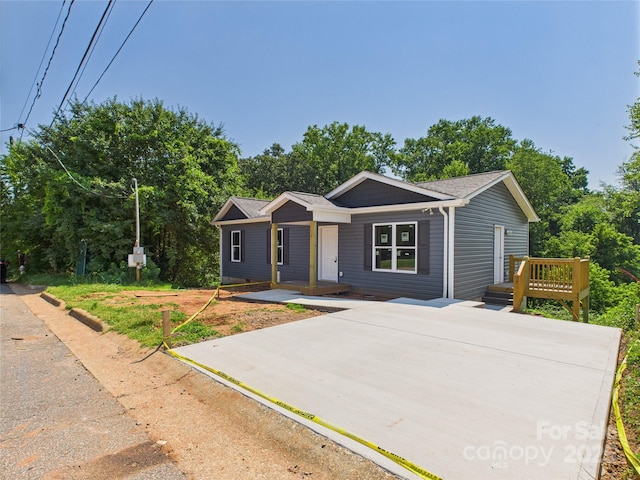39 Pearl St, Granite Falls, NC 28630 - view of front facade with covered porch and a shingled roof