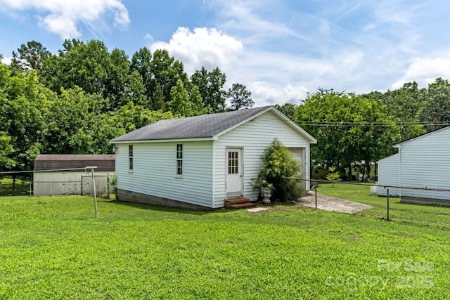 7724 E Holly Grove Rd, Thomasville, NC 27360 - back of house with entry steps