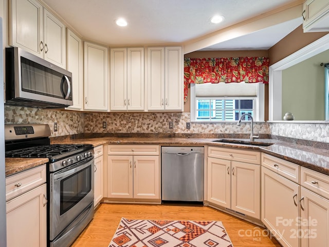 621 E Park Pl, Hendersonville, NC 28791 - kitchen featuring appliances with stainless steel finishes, light wood finished floors, dark countertops, backsplash, and recessed lighting