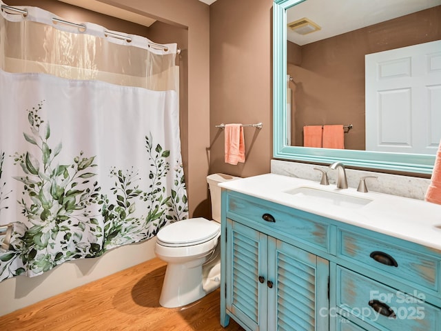 621 E Park Pl, Hendersonville, NC 28791 - bathroom featuring vanity, wood finished floors, and shower / tub combo