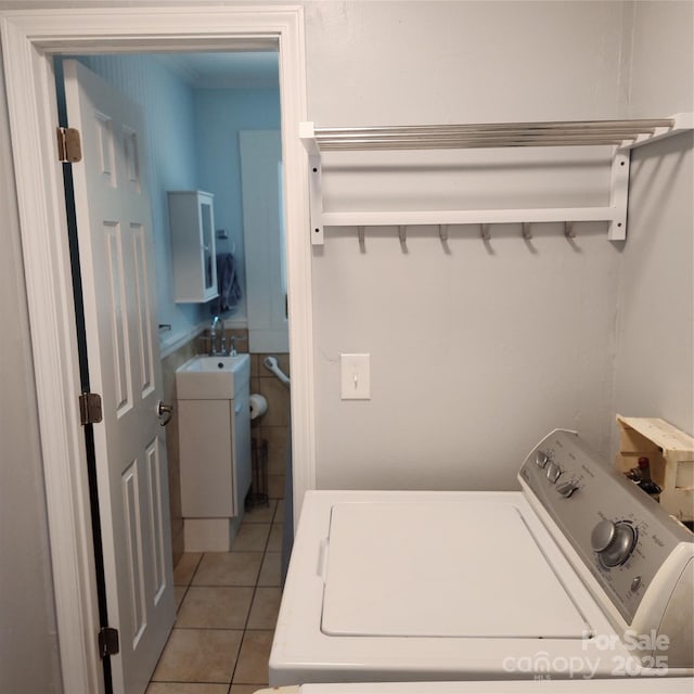 703/705 Smith St, Kannapolis, NC 28083 - laundry area with light tile patterned flooring and washer and clothes dryer