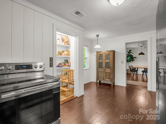 1463 Carolina Dr, Tryon, NC 28782 - kitchen featuring stainless steel range with electric cooktop, dark wood finished floors, crown molding, and decorative light fixtures