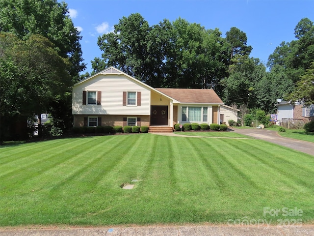 5823 Rupert Ln, Charlotte, NC 28215 - tri-level home with a front lawn and driveway