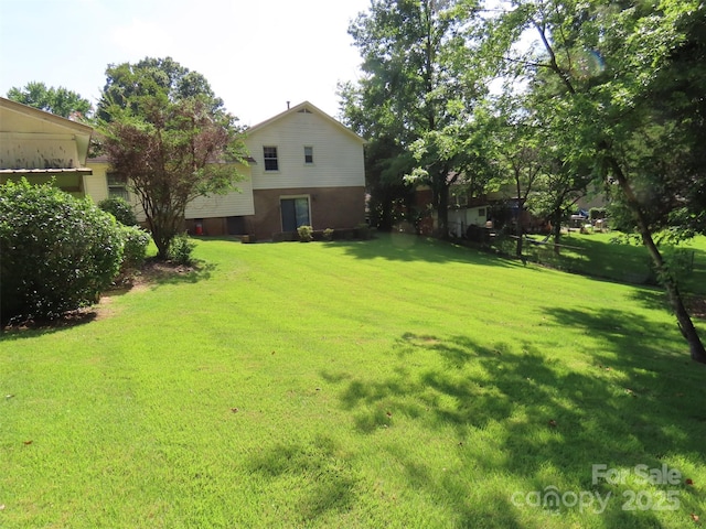 5823 Rupert Ln, Charlotte, NC 28215 - view of grassy yard