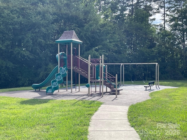 2044 Gable Way Ln, Matthews, NC 28104 - community play area with a yard