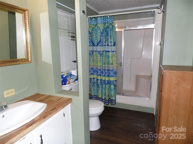 1475 Ferguson Dr, Clemmons, NC 27012 - bathroom featuring a shower with shower curtain, vanity, crown molding, and wood finished floors
