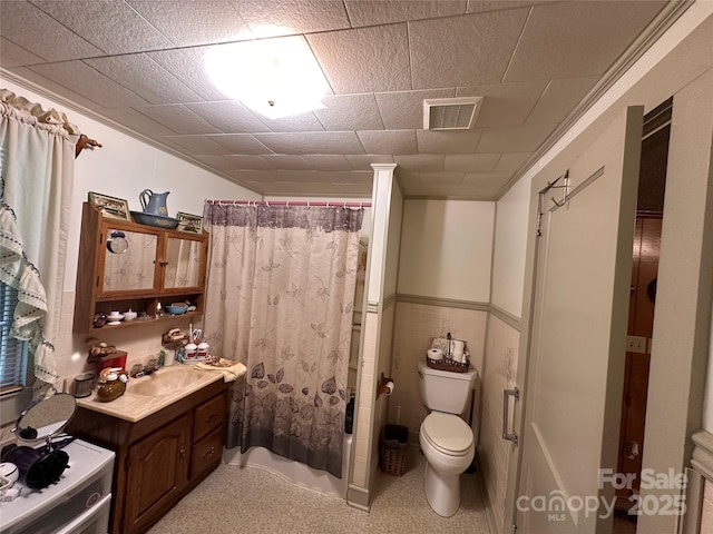 302 Margarette Ave, Belmont, NC 28012 - full bath featuring vanity, shower / tub combo with curtain, and wainscoting