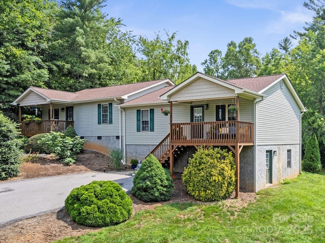 12 Buckshot Ridge Dr, Asheville, NC 28804 - ranch-style home featuring covered porch, a front yard, and a shingled roof