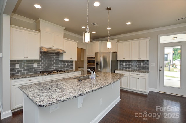 10149 Meeting House Dr NW, Huntersville, NC 28078 - kitchen featuring stainless steel appliances, under cabinet range hood, a center island with sink, white cabinetry, and ornamental molding