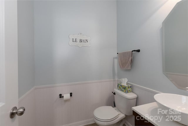 864 Pointe Andrews Dr, Concord, NC 28025 - half bathroom featuring a wainscoted wall and vanity