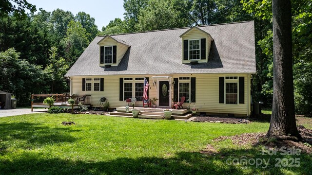 7648 Forest Oak Dr, Denver, NC 28037 - new england style home featuring a front lawn and a wooden deck