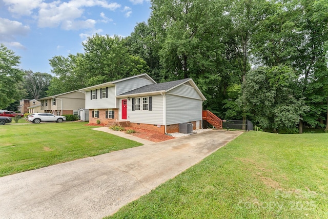 611 King Arthur Dr, Gastonia, NC 28056 - tri-level home with concrete driveway, a front yard, crawl space, view of wooded area, and brick siding