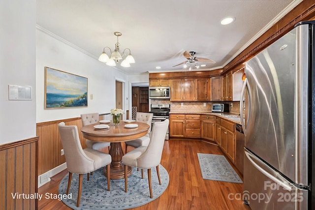 3333 Tanglewood Dr, Rock Hill, SC 29732 - kitchen featuring stainless steel appliances, ornamental molding, a chandelier, a ceiling fan, and dark wood finished floors