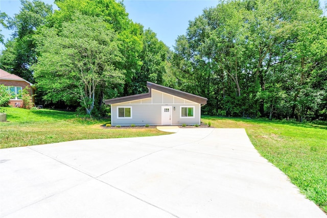 900 Linney Ln, Shelby, NC 28152 - view of front of home featuring concrete driveway, a front yard, and board and batten siding