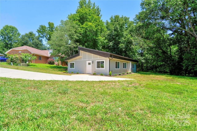 900 Linney Ln, Shelby, NC 28152 - mid-century home featuring a front yard and board and batten siding