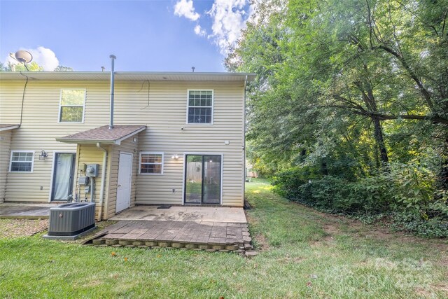 1533 20th Ave NE, Hickory, NC 28601 - back of property with a yard and a patio