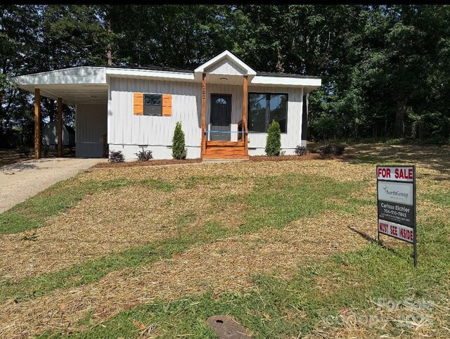 1050 Barnett Dr, Kings Mountain, NC 28086 - view of front of property with a front lawn, a carport, and driveway