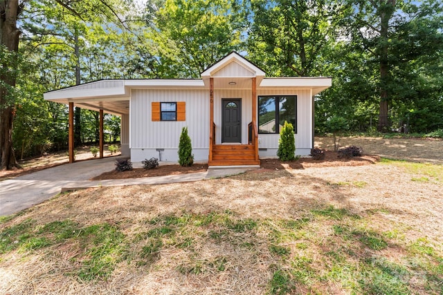 1050 Barnett Dr, Kings Mountain, NC 28086 - modern inspired farmhouse featuring driveway, entry steps, and an attached carport