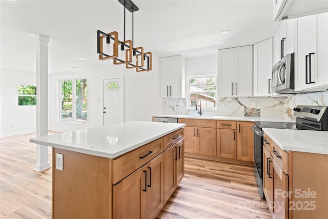 1050 Barnett Dr, Kings Mountain, NC 28086 - kitchen featuring stainless steel appliances, light wood-style floors, tasteful backsplash, light countertops, and recessed lighting