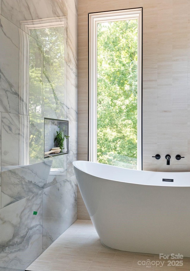 1727 Seifert Cir, Charlotte, NC 28205 - full bath featuring a freestanding bath