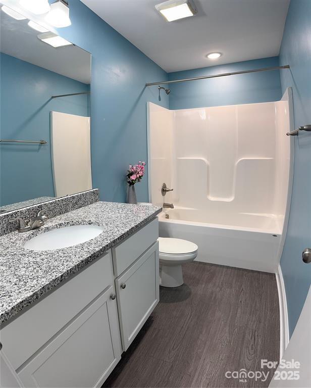 212 Old Centergrove Rd, Kannapolis, NC 28083 - bathroom featuring wood finished floors, vanity, washtub / shower combination, and recessed lighting