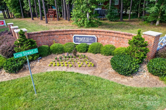 7029 Scuppernong Ct, Charlotte, NC 28215 - community / neighborhood sign featuring a yard