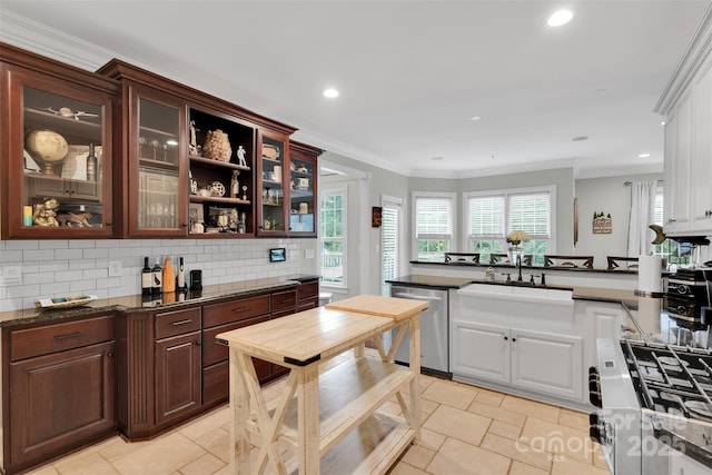 4552 Sawgrass Ct, Denver, NC 28037 - kitchen featuring dishwasher, a peninsula, backsplash, plenty of natural light, and recessed lighting
