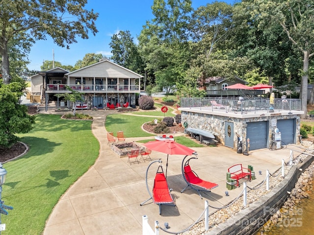 643 Lake Dr Unit 10, Lexington, NC 27292 - view of grassy yard featuring driveway and a garage