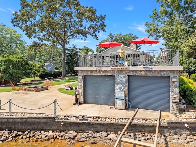 643 Lake Dr Unit 10, Lexington, NC 27292 - garage featuring driveway
