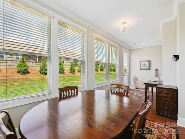 10305 Superb Ln, Charlotte, NC 28215 - dining room with ornamental molding and baseboards