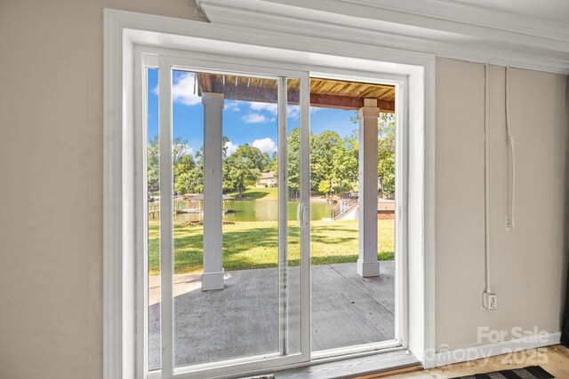 172 Honeydew Cir, Troutman, NC 28166 - entryway with a water view