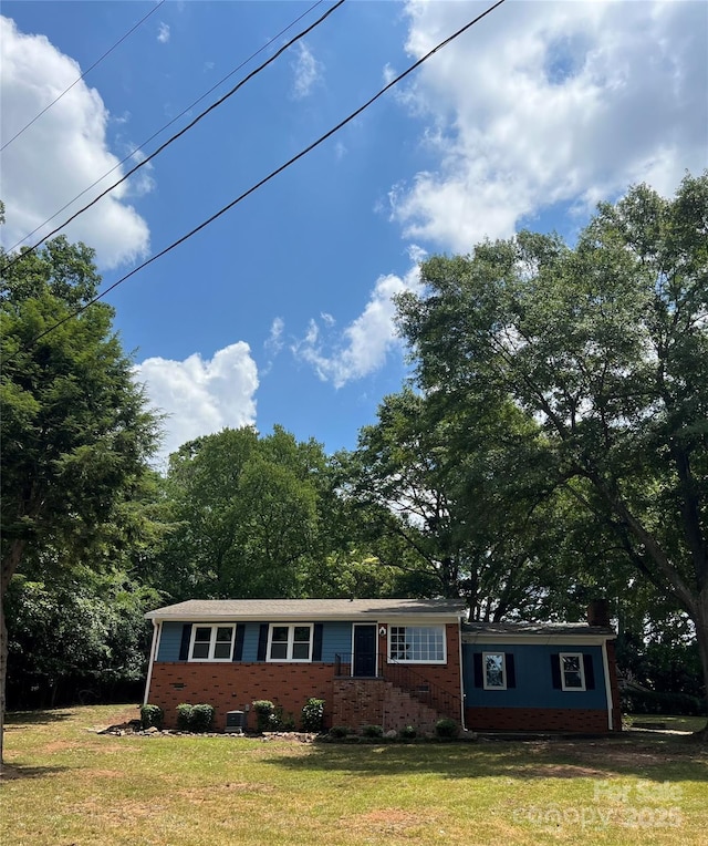 1320 Kings Cir, Shelby, NC 28150 - view of front facade featuring brick siding and a front lawn