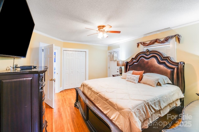 1004 Venus St, Kannapolis, NC 28083 - bedroom featuring a closet, light wood finished floors, crown molding, a textured ceiling, and ceiling fan