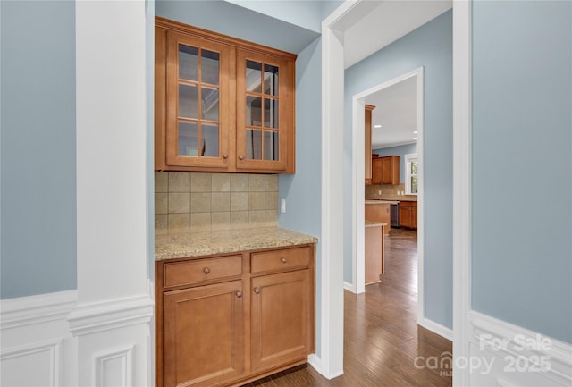 2805 Julian Glen Cir, Waxhaw, NC 28173 - bar area with dark wood finished floors and tasteful backsplash