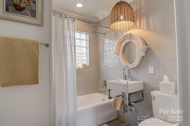 3306 Gaston Rd, Greensboro, NC 27407 - full bath featuring shower / tub combo and recessed lighting