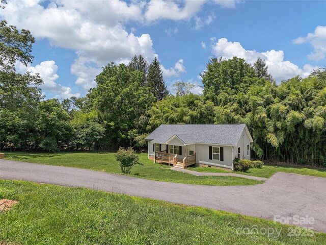 19 Cedar St, Canton, NC 28716 - ranch-style house with a porch, a front lawn, crawl space, and a wooded view