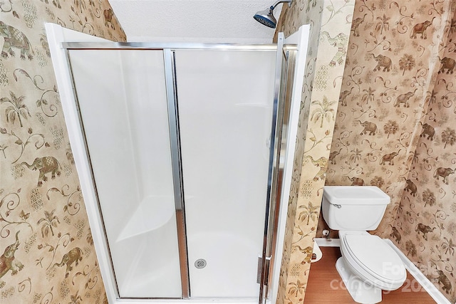 4580 Antelope Ln, Charlotte, NC 28269 - full bath with wallpapered walls, wood finished floors, a stall shower, and a textured ceiling