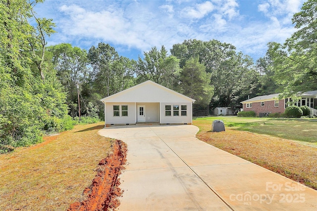 5516 Old York Rd, Rock Hill, SC 29732 - ranch-style home featuring a front lawn, driveway, and crawl space