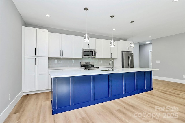 5516 Old York Rd, Rock Hill, SC 29732 - kitchen with appliances with stainless steel finishes, light wood finished floors, a spacious island, light countertops, and decorative backsplash