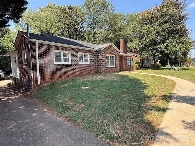 727 3rd Ave NW, Hickory, NC 28601 - view of front facade with brick siding, a front lawn, and a chimney