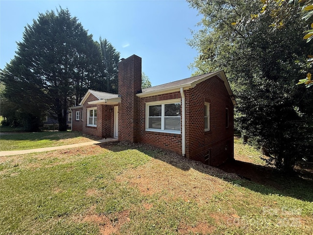 727 3rd Ave NW, Hickory, NC 28601 - ranch-style home with a chimney, brick siding, and a front lawn