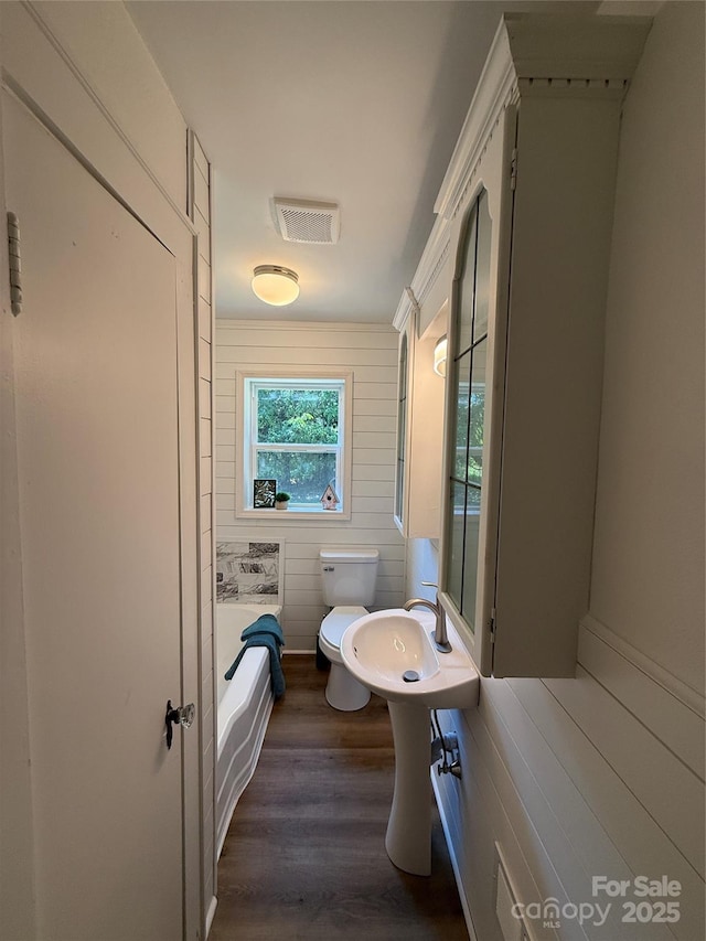 727 3rd Ave NW, Hickory, NC 28601 - bathroom with a bath and wood finished floors