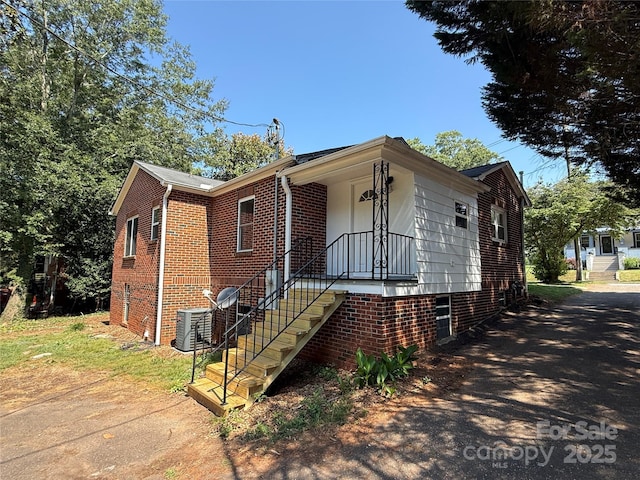 727 3rd Ave NW, Hickory, NC 28601 - ranch-style house featuring brick siding
