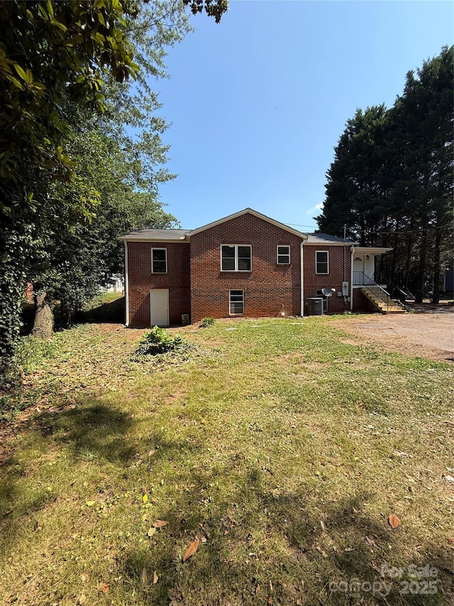 727 3rd Ave NW, Hickory, NC 28601 - back of house with brick siding and a lawn