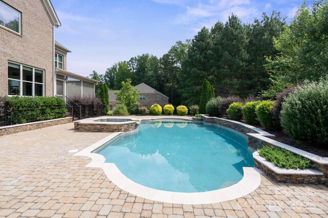 805 Hidden Pond Ln, Waxhaw, NC 28173 - view of swimming pool featuring a pool with connected hot tub, a sunroom, and a patio