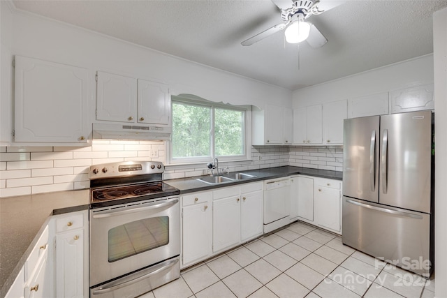 810 Applegate Ct, Gastonia, NC 28054 - kitchen featuring stainless steel appliances, under cabinet range hood, dark countertops, white cabinetry, and ornamental molding