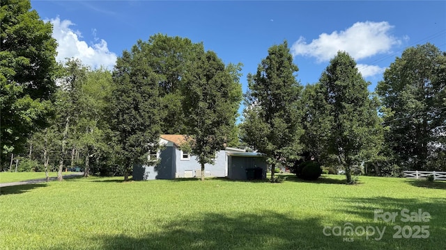 678 Wagner St, Troutman, NC 28166 - view of grassy yard with a storage shed